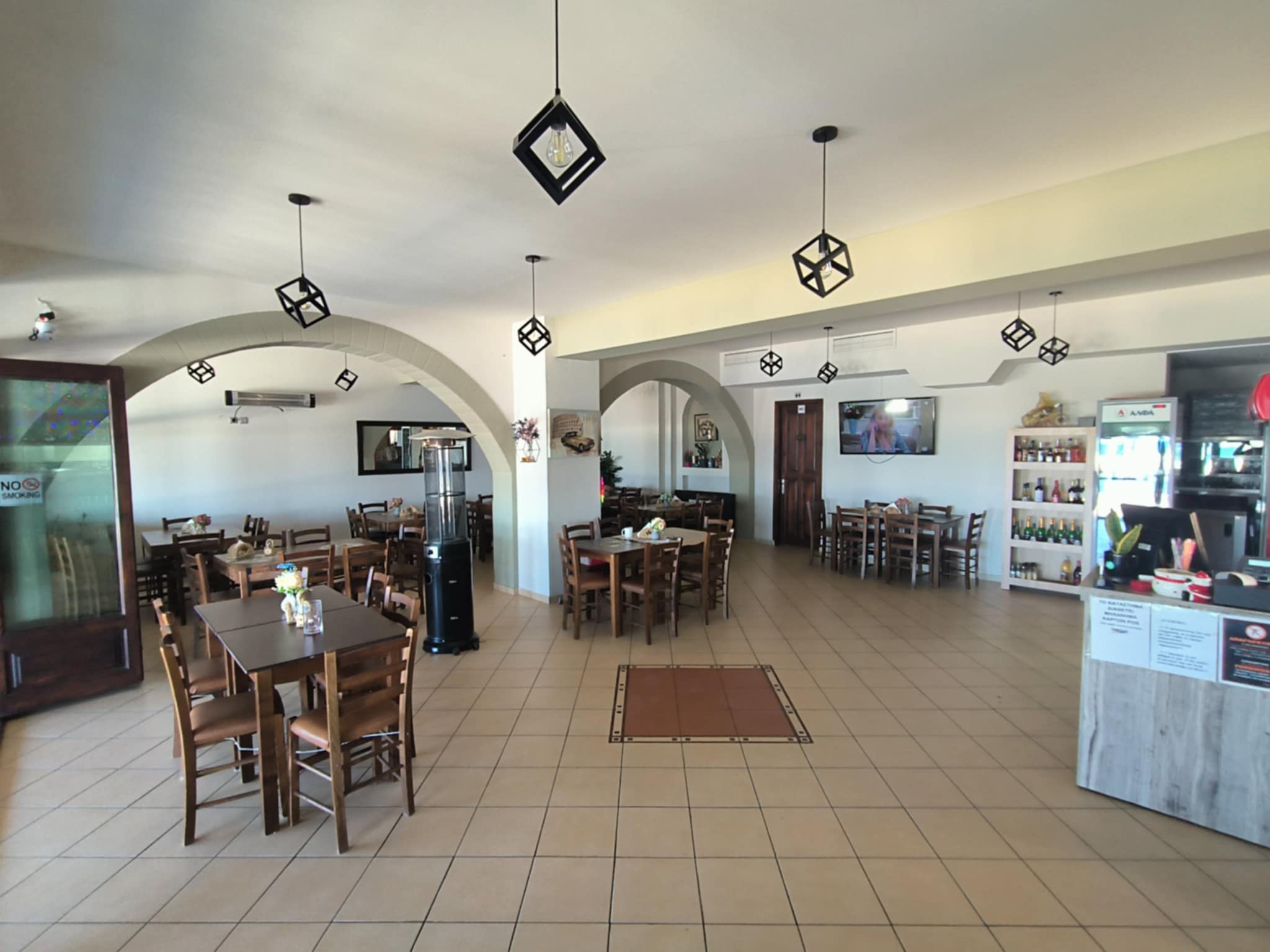 Εσωτερικός χώρος του ψητοπωλείου με παραδοσιακή διακόσμηση